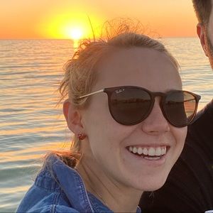 Meet your Posher, Caitlin